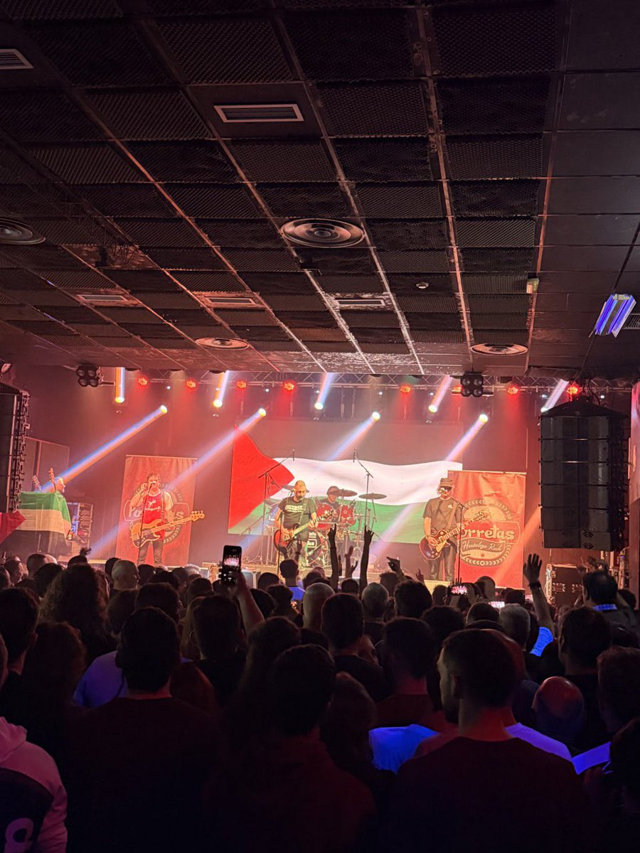Porretas5's tweet photo. Gracias Guadalajara !! Increible noche ayer en la @SalaOxido con SOLD OUT !!! https://t.co/xksu2O8lmU