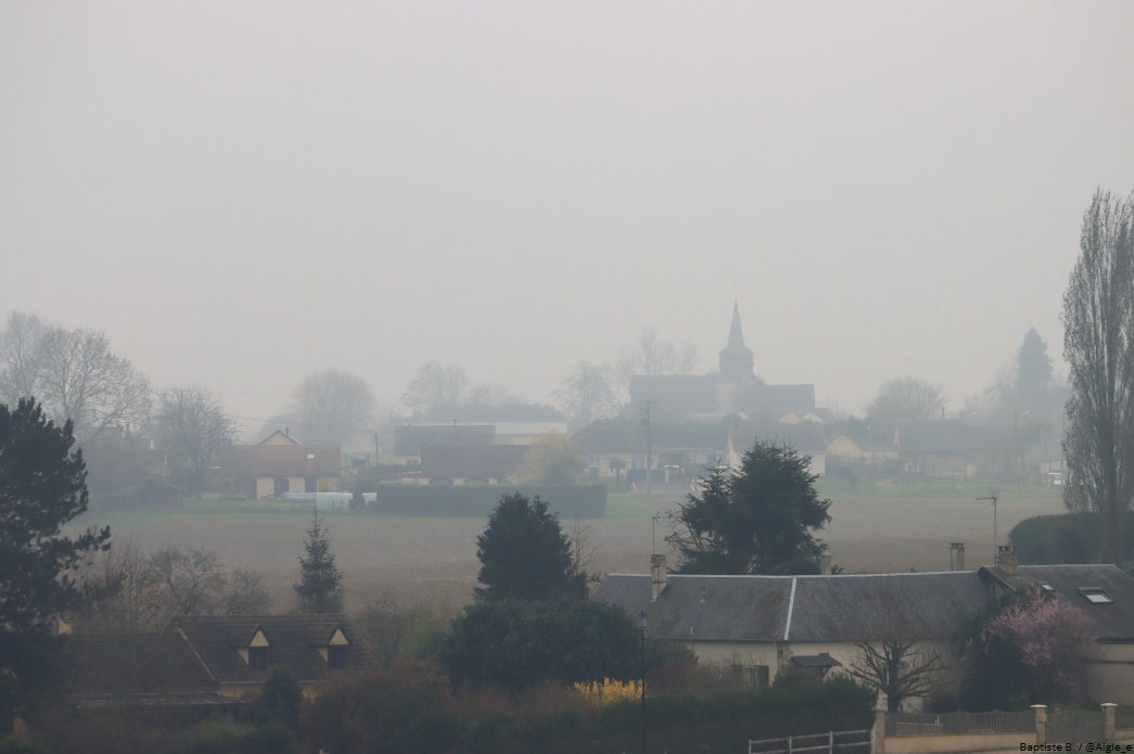 Aigle_e's tweet image. 🔴Intensification de l'épisode de #pollution sur le Nord du pays ce dimanche: seuil des 80 µg/m3⚠️ fréquemment atteint en Normandie, dans la Manche &amp;amp; de façon moins homogène en IDF &amp;amp; HDF, générant un brouillard de pollution (2e image). Soleil totalement masqué!