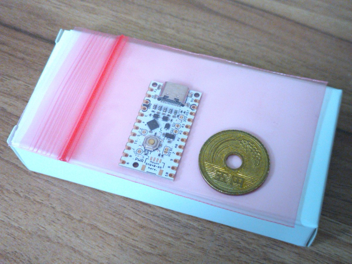 21ryujin's tweet photo. マイコン自販機の中身はこんな感じ（５円硬貨は大きさ比較用）。
UIAPduino、思ったより小さくてちょっとびっくり🐱

USB Type-C コネクタが中翼構造みたいな配置になっており、全体の高さを抑えている点が良いですね。

裏面のイラストも味があって良いです！
#UIAPduino
#マイコン自販機 https://t.co/AMIAJDeMfk