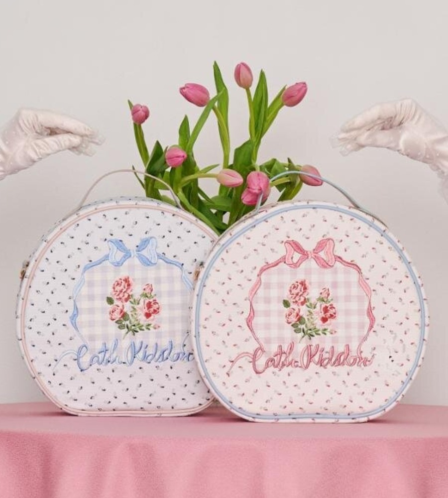 fashionpressnet's tweet photo. キャス キッドソン"まるでトランク”なポーチ、リボン刺繍×ローズで - 内側には切手やはがき風プリント - https://t.co/6JSuh7jHgw https://t.co/IU3fUBfdeF