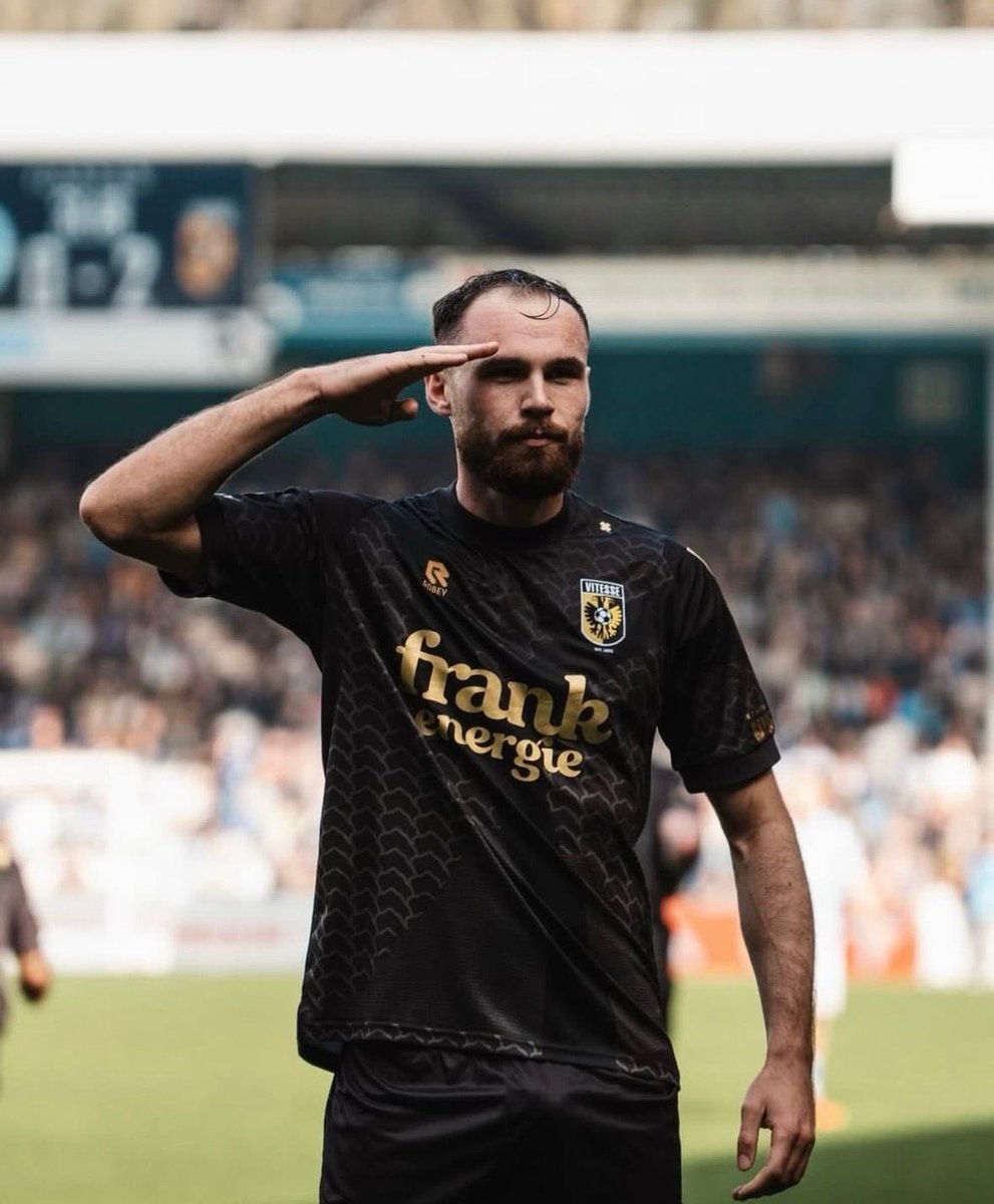 Zumberi_TheGoat's tweet photo. Kkkk grote soldaat #gravit #vitesse https://t.co/rNFvwFsgRz