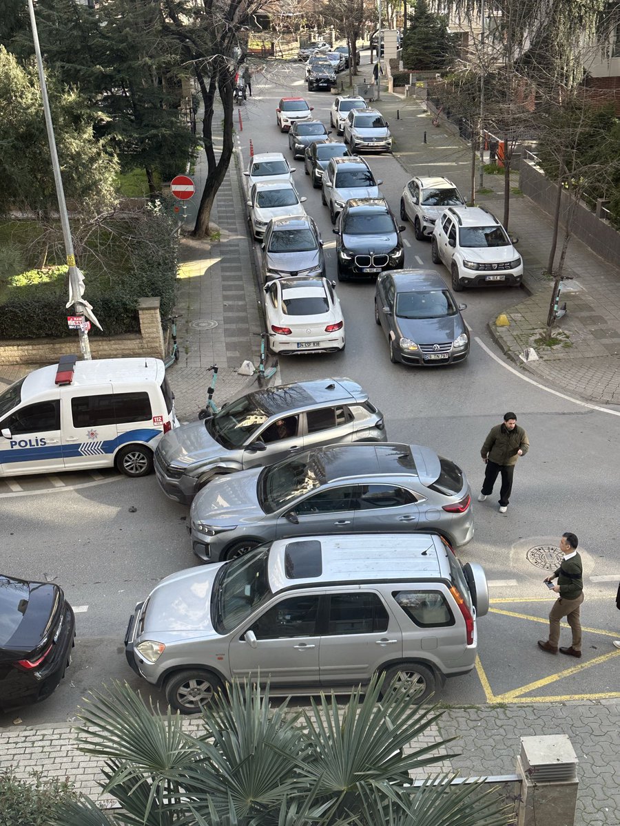 Defalarca başvuru yapmamıza rağmen küçücük bir kız tümseği yapılmadığı için bu manzarayı hemen hemen her hafta görüyoruz. <a href="/IBBcozummerkezi/">İBB Çözüm Merkezi</a> <a href="/kadikoybelediye/">Kadıköy Belediyesi</a>