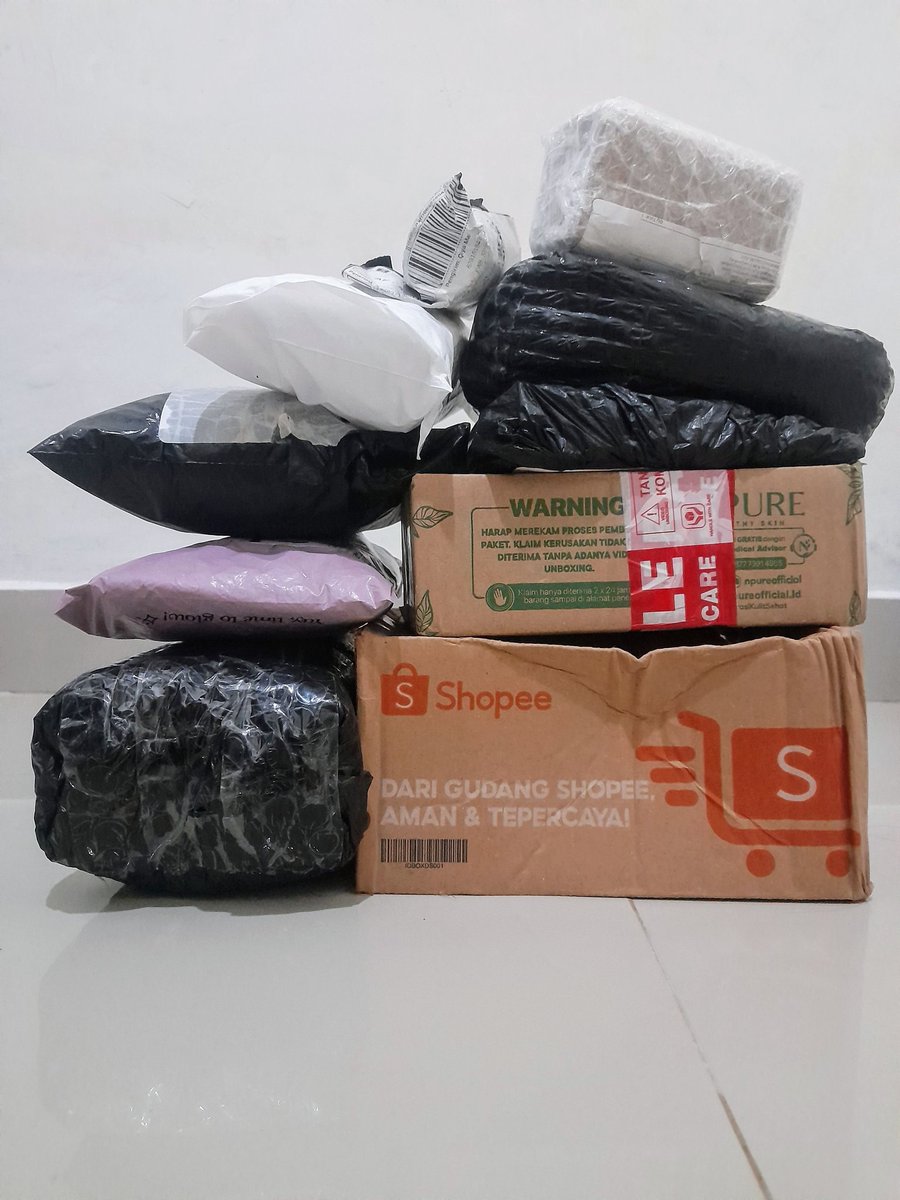 suncboi's tweet photo. Pay day sale kemarin beneran bikin kalap 😭✨
Tapi no regret karena dapet harga cakep banget!

Ini semua hasil checkout di Tokopedia &amp; Shopee pas diskon besar 👀
Aku spill satu-satu di thread yaa, siapa tau bisa jadi referensi kalian juga 🤍👇 https://t.co/QZ68JbPlSR