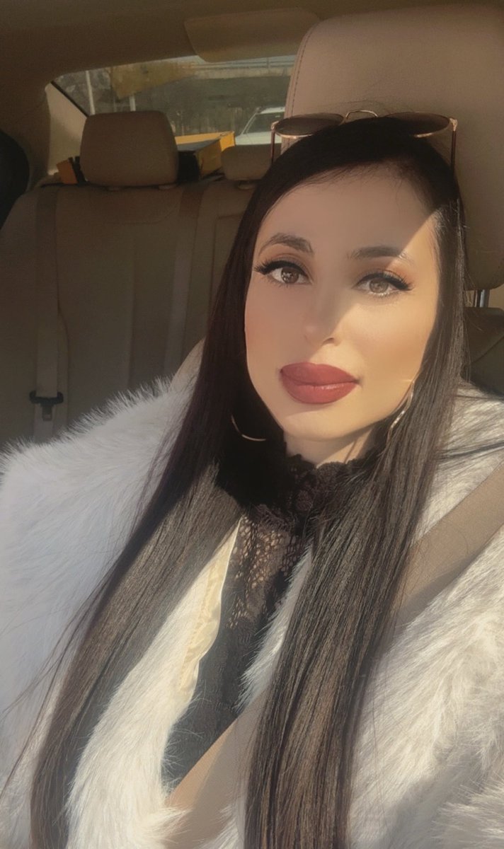 İyi ki Kadınım ;
Kadın emektir, güçtür, direniştir, sevgidir, merhamettir, özgürlüktür, adalettir, cesarettir, dayanıklılıktır. İyi ki kadınım çünkü en karanlıkta bile kendime ışık olacak bir gücüm var. Kadınlar günümüz kutlu olsun.🌸💐