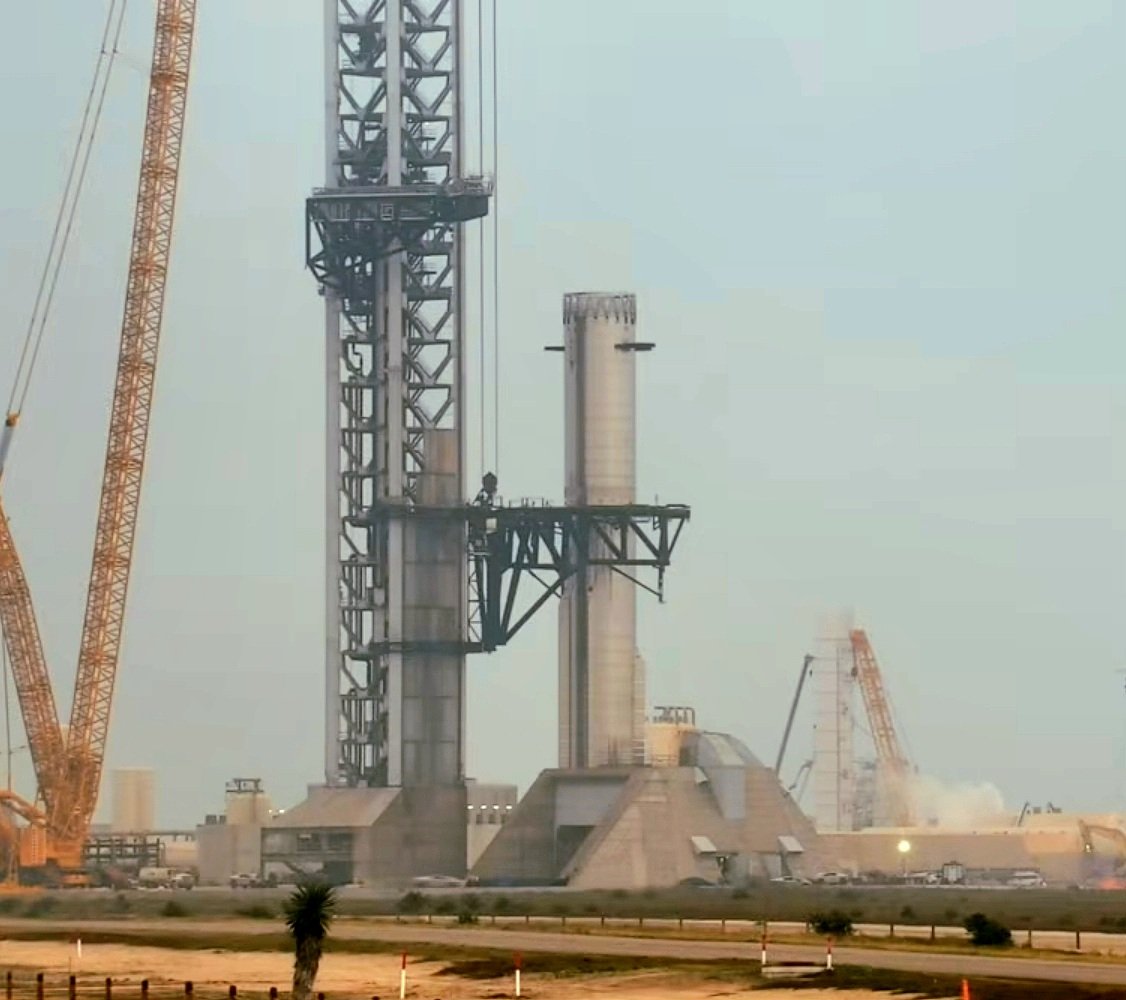 SPACEX: Super Heavy Booster 19 at Pad 2!