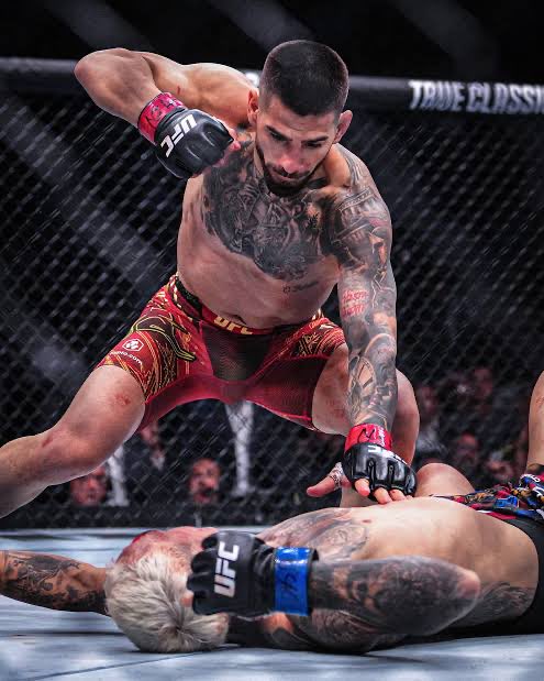 Feskioo's tweet photo. La finalité du Title Shot ont la connais déjà.. 🫣 avec tout le respect ont sait pertinemment que ça finira comme ça en cas de revanche.. https://t.co/N8rIPCBl9f