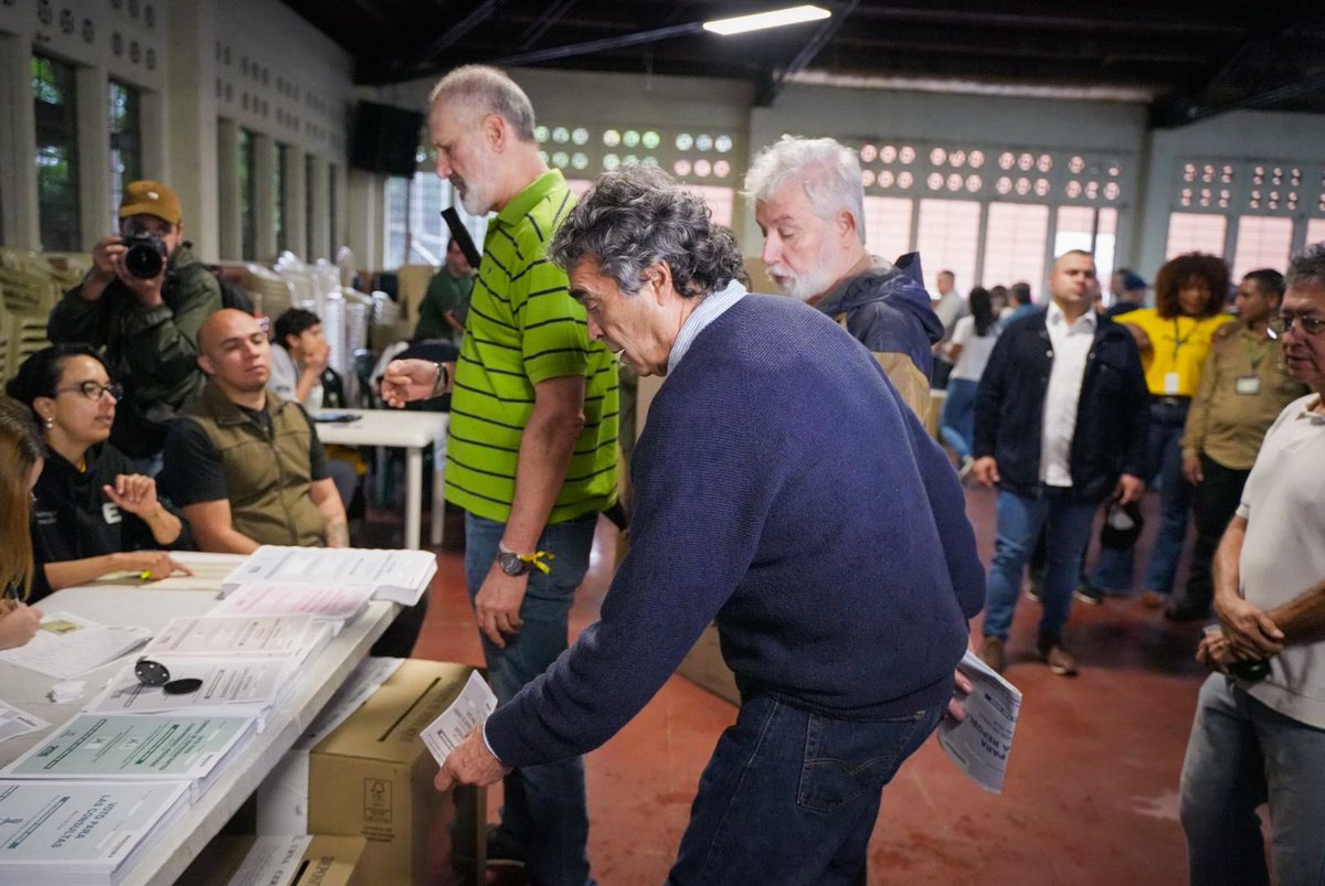 sergio_fajardo's tweet photo. Voto con la convicción de que podemos sacar a los corruptos del Congreso y en @dignidadycomp tenemos las mejores personas para lograrlo. ¡Apóyenlos!

#VotoDignidadyCompromiso https://t.co/VolLm34Gxy