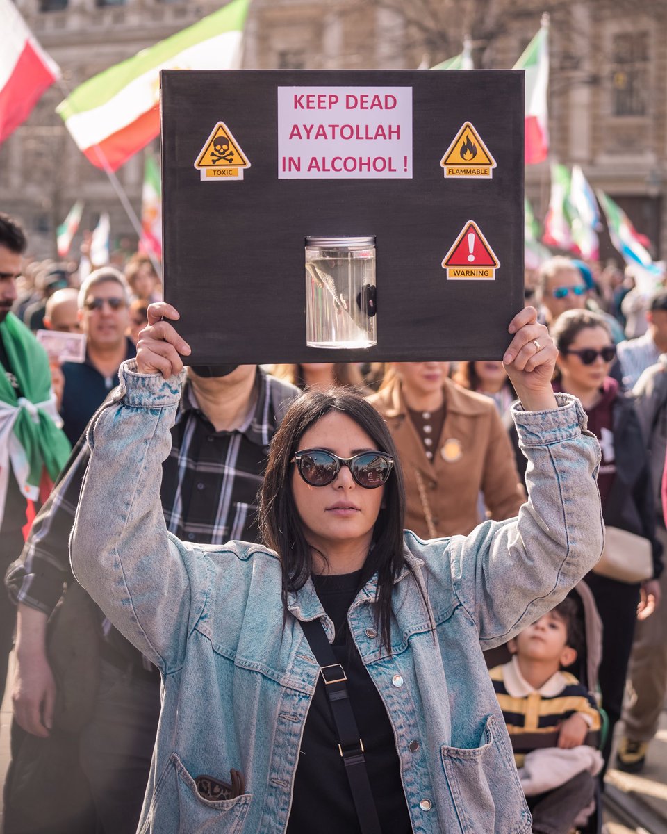 Esterreicherr's tweet photo. Heute bot sich ein komplett anderes Bild als gestern: Eine Anti-Mullah-Demo sm Ring mit mehreren hundert Teilnehmern. Die Veranstaltung verlief friedlich und wurde von der Ordnungsdiensteinheit der Polizei gesichert.

#w0803 #iran #Wien https://t.co/1wiVTDK2Ib