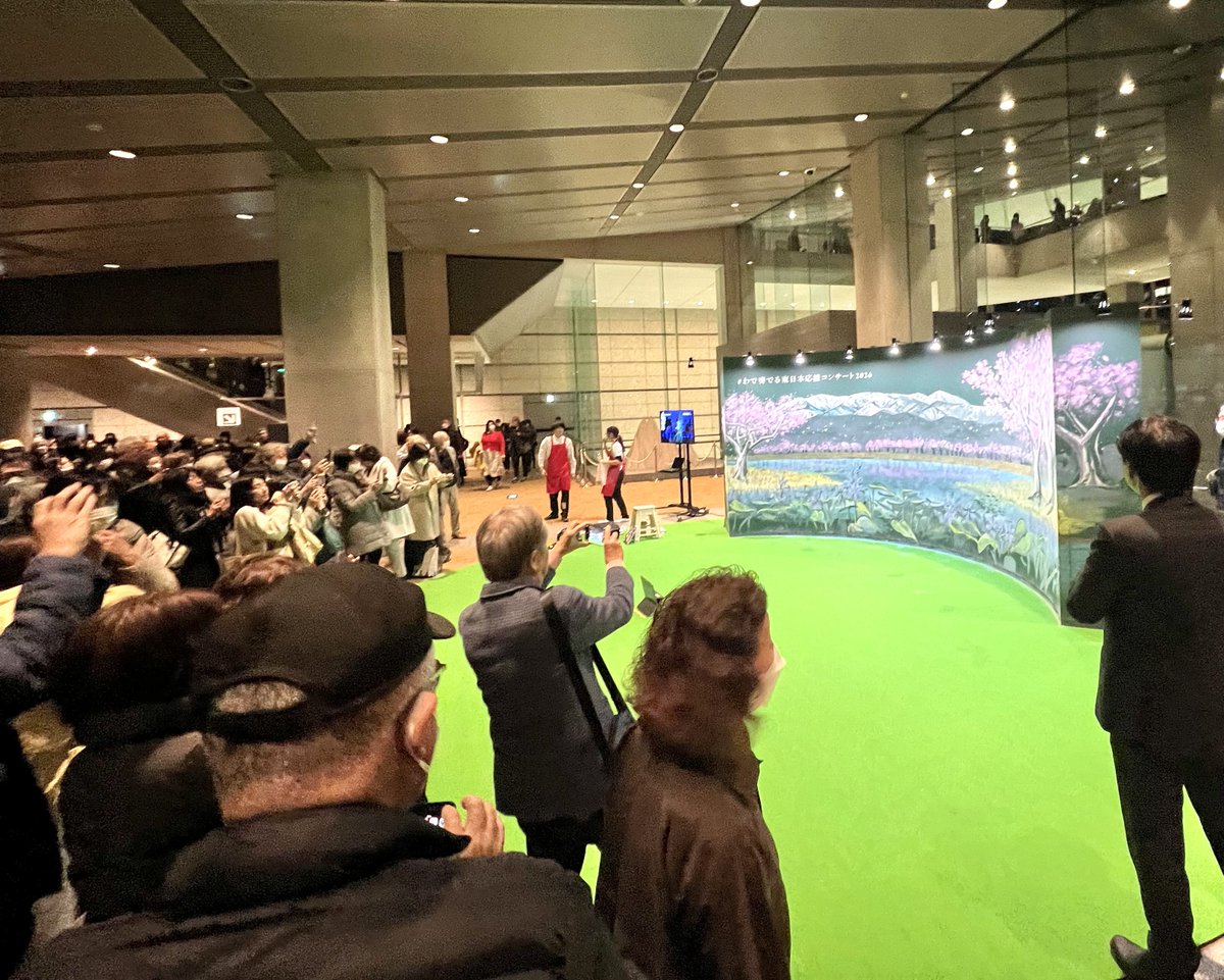 RanaS0803's tweet photo. #わで奏でる東日本応援コンサート2026
黒板画ライブペイント
エントランスにて、黒板にチョークで花でいっぱいの情景と、出演者のみなさまを描きました！
仲間たちと。ありがとうございました✨ https://t.co/bj3Rn6ZPiq