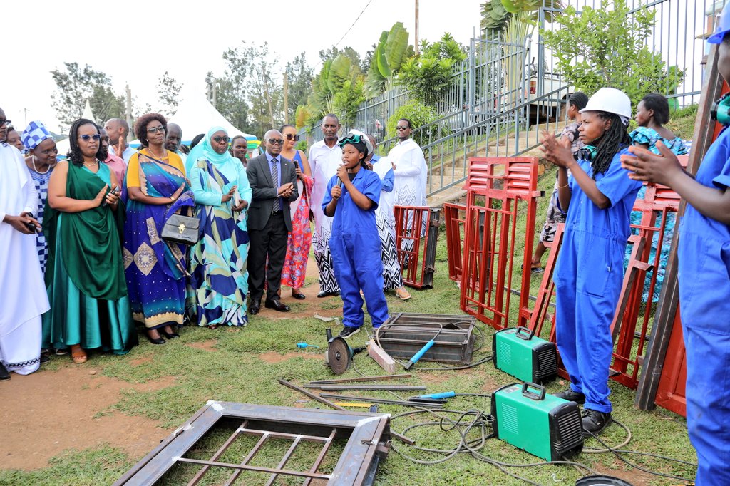 KicukiroDistr's tweet photo. Kwizihiza umunsi Mpuzamahanga w'umugore birimo kubera mu Murenge wa Kanombe aho Umuyobozi Nshingwabikorwa w'Akarere wungirije @HussAnnyMonique ari kumwe n'Abadepite bagize Ihuriro ry'Abanyarwandakazi bari mu Nteko ishinga amategeko barimo kuganira n'abagore biteje imbere.(1) https://t.co/0n6sRmGB8R