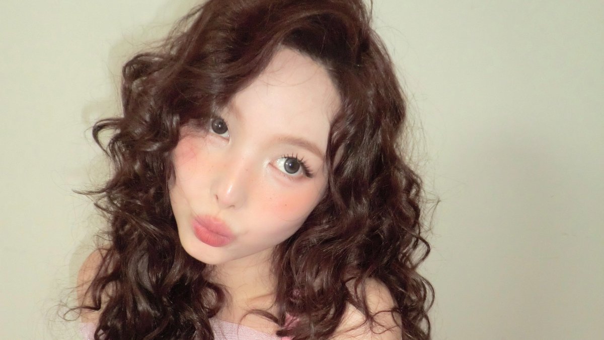 nayeonator tweet media