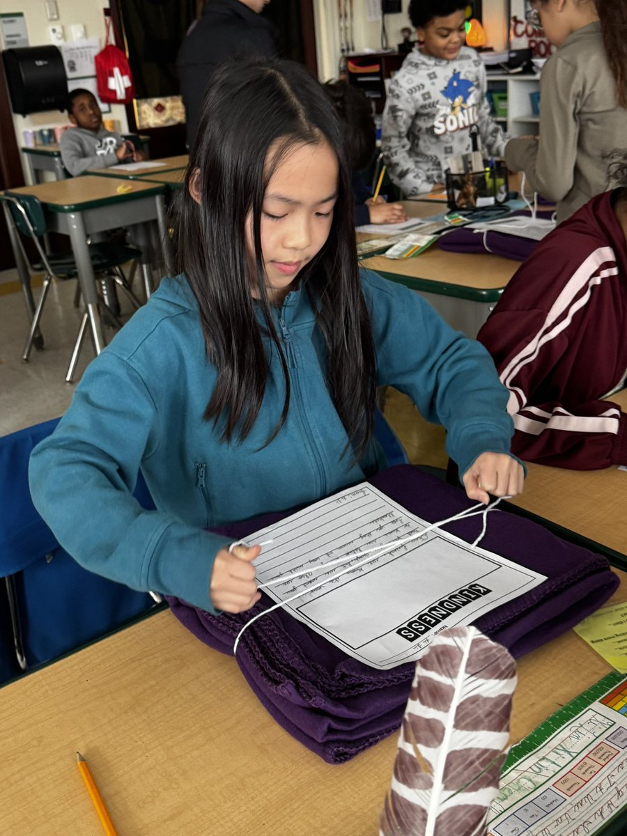 missgoldman19's tweet image. We completed our Classroom Champions community project! All our blankets are being donated to homeless shelters! @boh_nonprofit @MikeFio @ClassroomChamps @PSDRI_Schools @CityofPawtucket #blanketsofhope #bettergetsbetter #classroomchampions #community