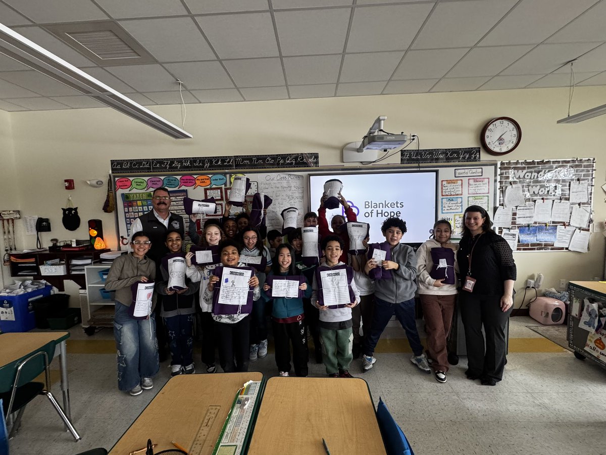 missgoldman19's tweet image. We completed our Classroom Champions community project! All our blankets are being donated to homeless shelters! @boh_nonprofit @MikeFio @ClassroomChamps @PSDRI_Schools @CityofPawtucket #blanketsofhope #bettergetsbetter #classroomchampions #community