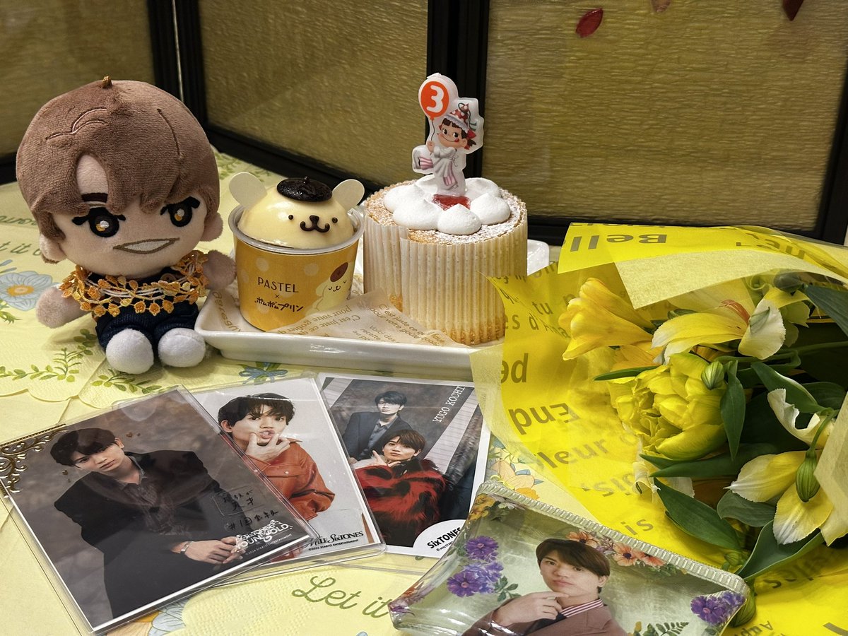 ram_0075's tweet photo. 髙地くん、お誕生日おめでとう

ということで、きょもぬ、じゅりぬ、ほくぬがお花とケーキをくれたみたい

これからも髙地くんの好きなことたくさんやって長生きしてね💛
年齢非公開3歳おめでとう

（ジェヌとたろぬは仕事で不在）

#髙地優吾誕生祭2026 
#HBDYugoKochi2026 
#髙地優吾生日快樂2026 https://t.co/cNZHetzCgi