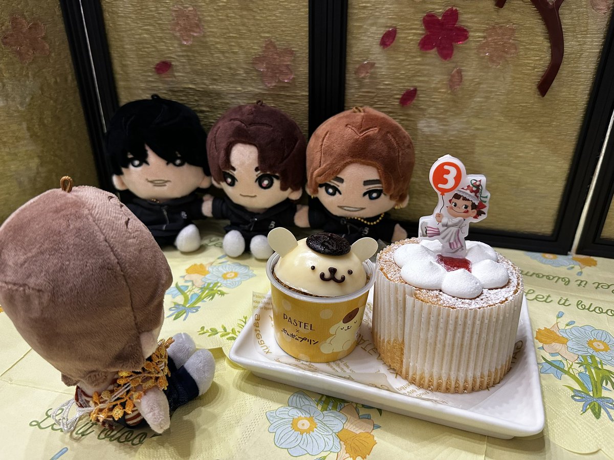 ram_0075's tweet photo. 髙地くん、お誕生日おめでとう

ということで、きょもぬ、じゅりぬ、ほくぬがお花とケーキをくれたみたい

これからも髙地くんの好きなことたくさんやって長生きしてね💛
年齢非公開3歳おめでとう

（ジェヌとたろぬは仕事で不在）

#髙地優吾誕生祭2026 
#HBDYugoKochi2026 
#髙地優吾生日快樂2026 https://t.co/cNZHetzCgi