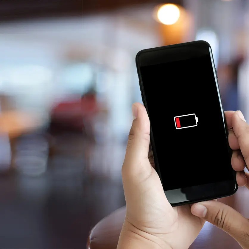 Image for the Tweet beginning: يا جماعة، بطارية الآيفون تطفشك