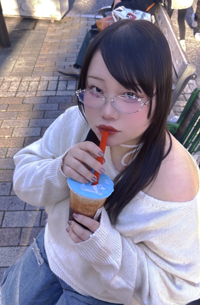 juri_bigangel's tweet photo. わたしとタピオカどっちの方がまるいか真剣に考えてみてっ

#びっくえんじぇる 
#112kg #ぽっちゃり https://t.co/y3lZ6mGRjo