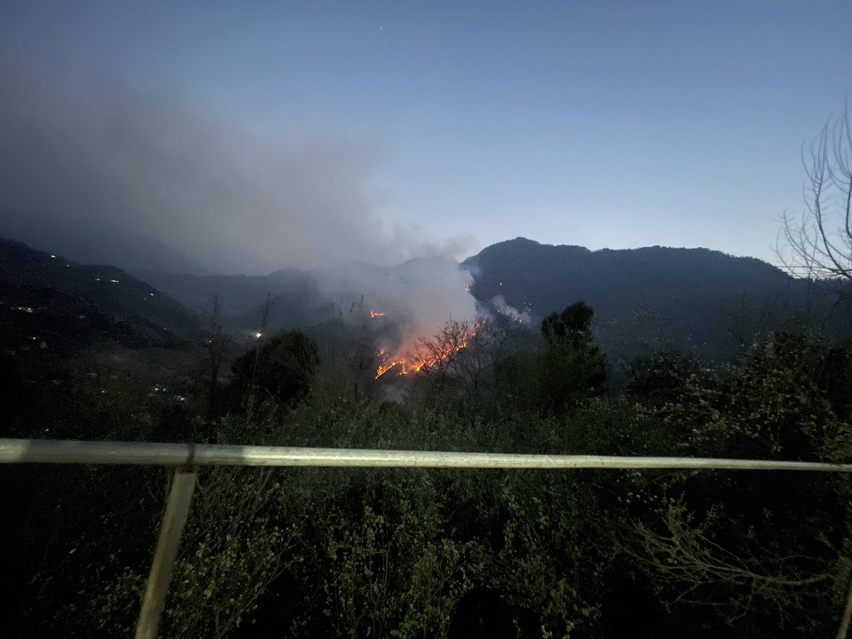 Cryptof64140089's tweet photo. The forests of Chansu Hills in Ramban district are burning like hell! 😡 Where is the Forest Dept &amp; administration? Still in deep sleep? Wake up NOW! #RambanForestFire #SaveChansuHills #J&amp;KForests @narendramodi  @DrJitendraSingh  @dcramban  @OmarAbdullah  @OfficeOfLGJandK https://t.co/vGRafkuf9u