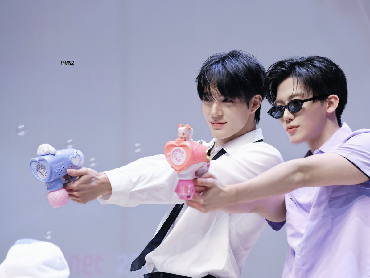 𝐬𝐢𝐥𝐯𝐞𝐫 𝐥𝐢𝐧𝐢𝐧𝐠. tweet media