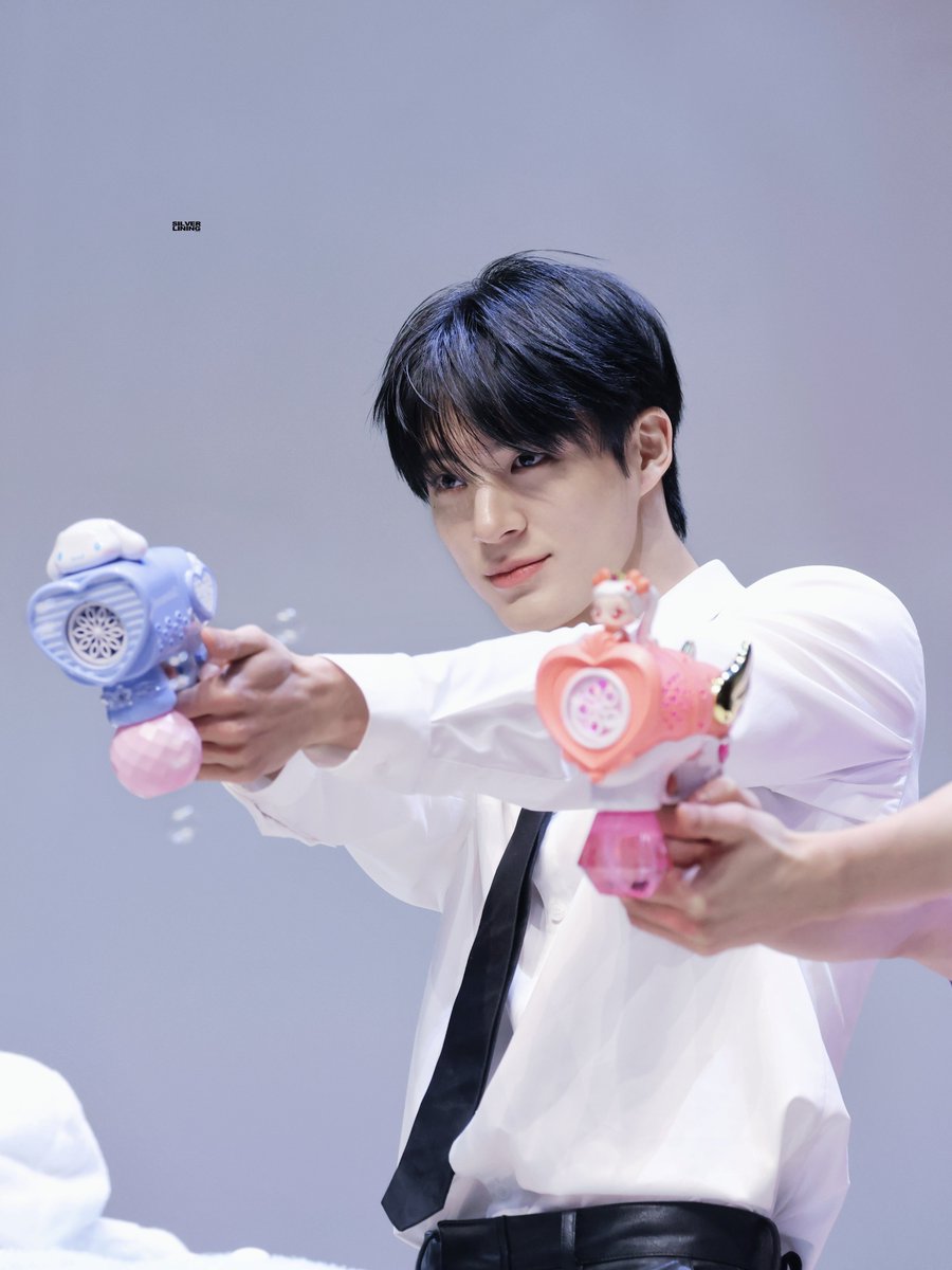 𝐬𝐢𝐥𝐯𝐞𝐫 𝐥𝐢𝐧𝐢𝐧𝐠. tweet media