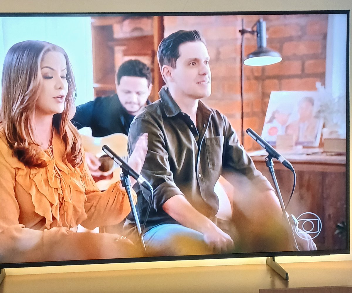 JulioAlvesNeeto's tweet photo. Voces viram o LP do zezé ali no canto? Será um spoiler? #viversertanejo https://t.co/V97eXJywMH