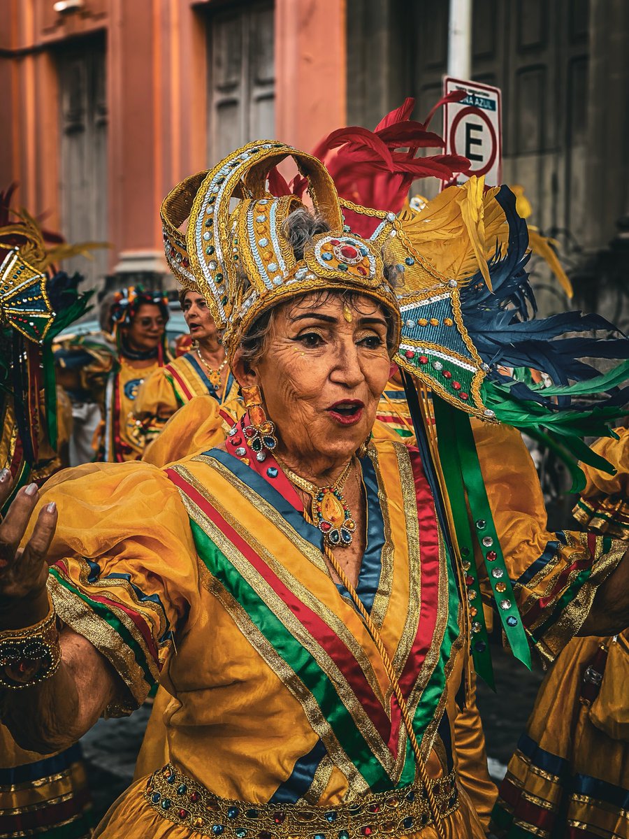 carnavalempe's tweet photo. Na cultura popular pernambucana, a mulher não apenas participa da história, ela é quem faz acontecer. ❤️

É a voz que canta no maracatu, o passo no frevo, as mãos que bordam fantasias, que carregam flabelos, e a coragem de manter nossas tradições vivas. 😍 https://t.co/ohWbmi1nke