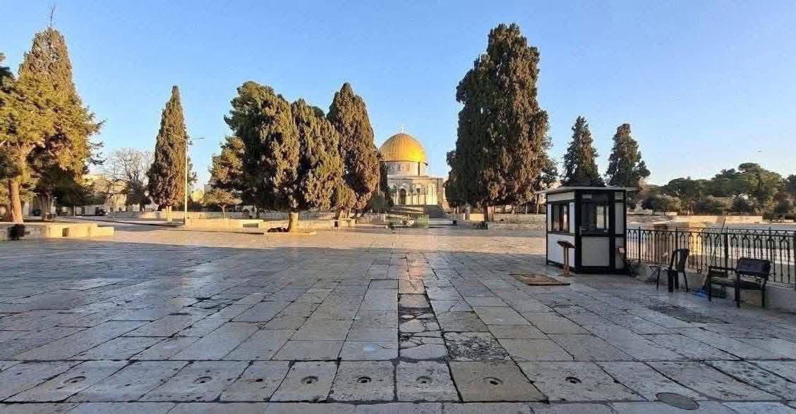 QudsNen's tweet photo. For the ninth consecutive day, Al-Aqsa Mosque and shops across Jerusalem’s Old City markets remain closed as Israeli authorities cite a state of emergency, preventing Palestinians from praying at the mosque during the holy month of Ramadan. https://t.co/A9UnHFN8Yl
