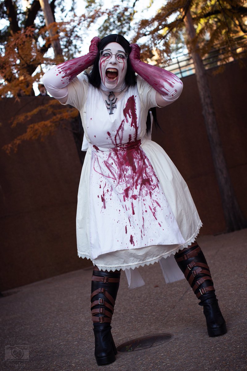 EggCosplays's tweet photo. My Hysteria Alice!!

Still proud that I made her out of bedsheets (hence the mismatched whites)

The second photo has scared a few people lol

#AliceMadnessReturns #americanmcgeesalice https://t.co/kmXVBkC7Qr