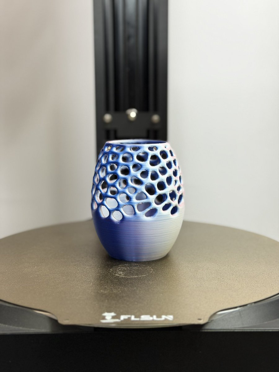 TheTechJournal4's tweet photo. Layer by layer… this 3D printed pen stand came to life.

Simple design.
Clean finish.
Perfect desk upgrade.

3D printing is seriously underrated.

Would you use this? 👀

#3d #3dprinted #3dprinting #thetechjournal https://t.co/rZq8o4nobB