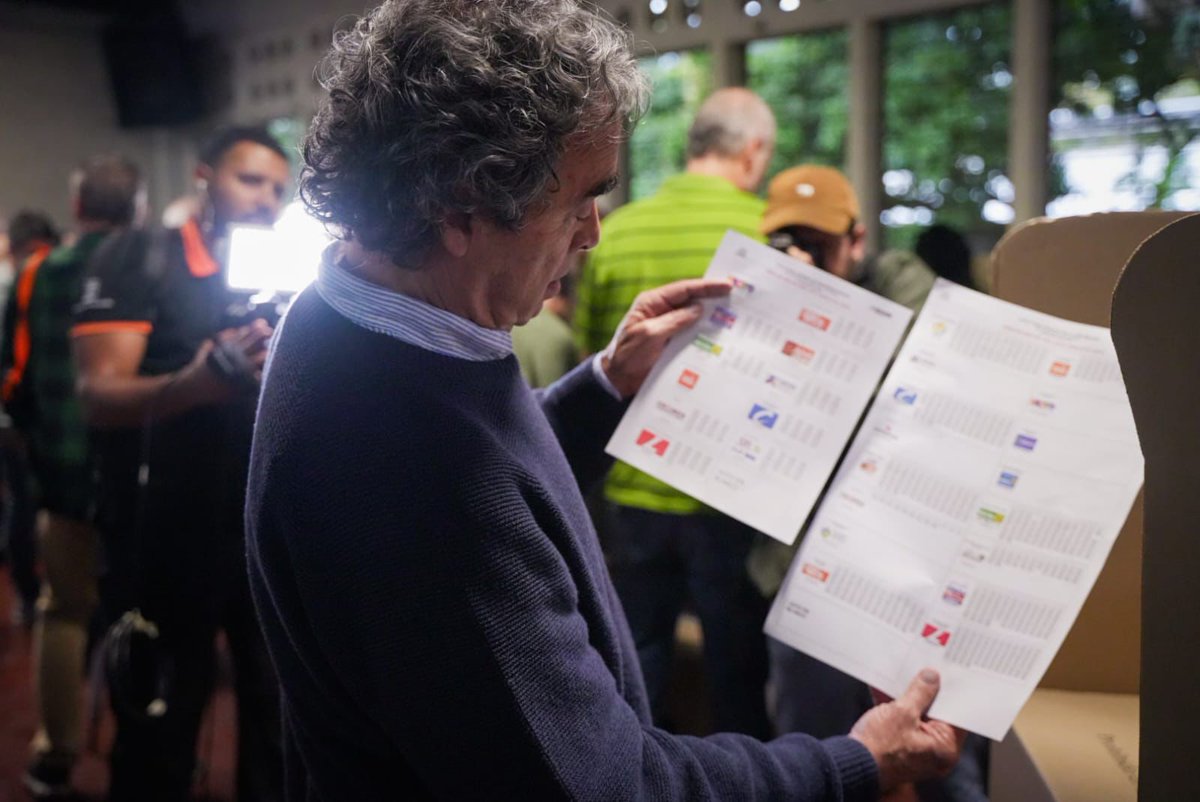 NoticiasRCN's tweet photo. El candidato presidencial Sergio Fajardo madrugó a votar en el Instituto INEM de Medellín y sobre las 8:05 a. m. ejerció su derecho al voto en la jornada electoral de este domingo. 🗳️🇨🇴 #ColombiaElige https://t.co/KK4YIgj631