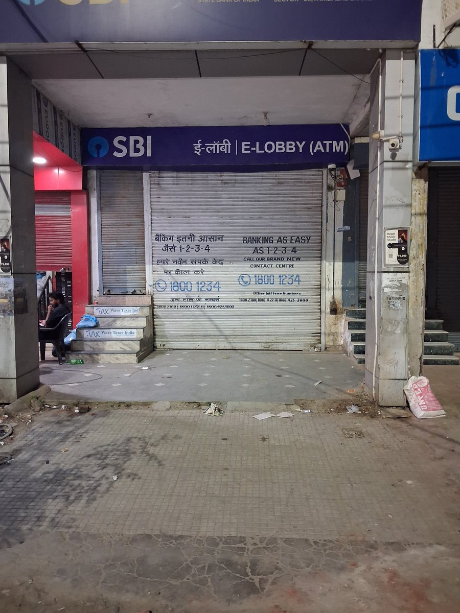 NitinSetia1's tweet photo. @TheOfficialSBI @RBI @FinMinIndia  This is the state of SBI and its ATM. Dire need of cash and can be withdrawn by Yonocash. This ATM is always closed on weekends. Branch is Sector 28, Faridabad Branch. https://t.co/qLIN19cujr