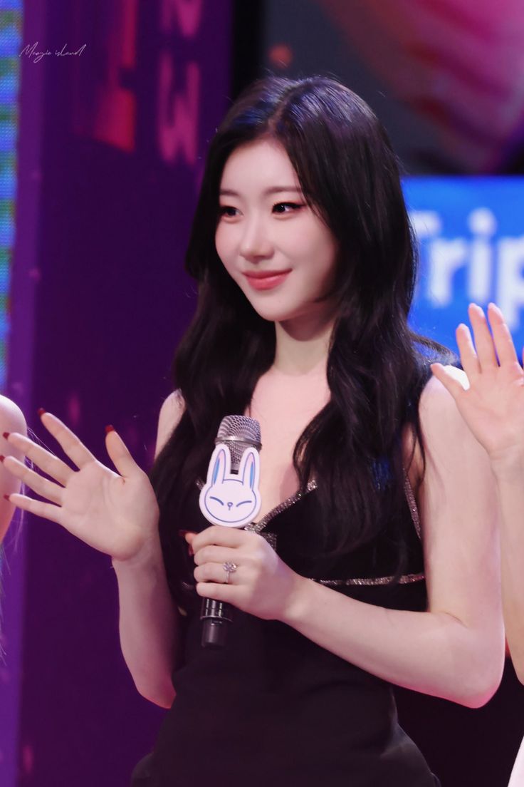 chaeryeoncg's tweet photo. @heliscma @hminngi @ShardsOfLove @seungyoumm ㅤㅤ 
Alatisha perlahan menaiki panggung bersama Evan di sampingnya. Alatisha tersenyum ke arah teman-teman Aché nya, lalu menarik nafas pelan untuk membuka suara https://t.co/P8l6NIokTA