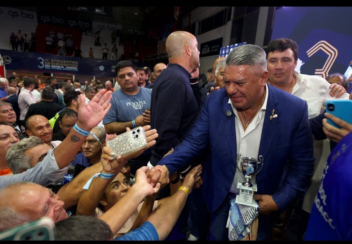 dhferreiro22's tweet photo. Le soltaron la mano dicen los que perdieron los derechos y saben que van a perder cientos de millones de dólares. Cerraron 22.000 pymes, Clubes? ninguno.
250 ligas, 3500 clubes del CFF,  160 clubes entre La Liga, La Primera Nacional, la B, C el Federal más el nuevo torneo, por 3 o 4 que se vayan del CE no vamos a cambiar el rumbo. 
@tapiachiqui es el mejor Presidente de la historia de @AFA 
Con respecto a lo de las manos, ahí le dejo la foto👇🏾