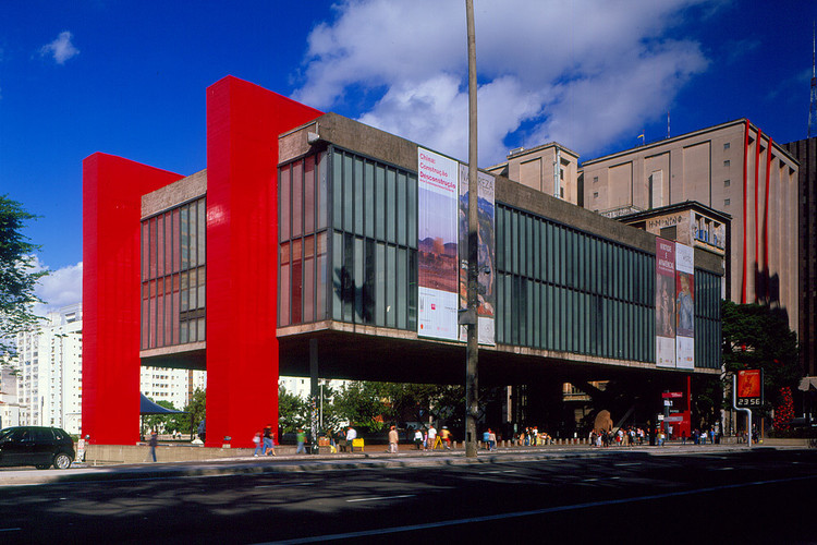 Arquitretas2's tweet photo. Hoje é o Dia Internacional das Mulheres, vamos relembrar algumas arquitetas que fizeram história na arquitetura:
1- Lina Bo Bardi, uma das arquitetas mais importantes da história do Brasil, defendia uma arquitetura social e culturalmente conectada ao povo: https://t.co/tpxdw5oAQj