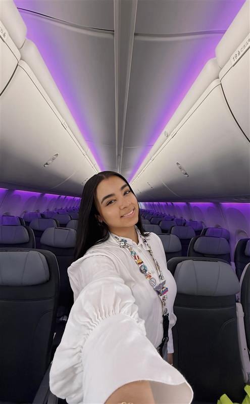 Vicmpacheco's tweet photo. Hoy, en el Día Internacional de la Mujer, en @arajetairlines reconocemos el talento, liderazgo y compromiso de las mujeres que cada día aportan al crecimiento de nuestra aerolínea y de la industria de la aviación.
Vamo Arriba’ 🙌🏼
#Arajet #VMPM #VamoArriba https://t.co/zd6JQAPSa1