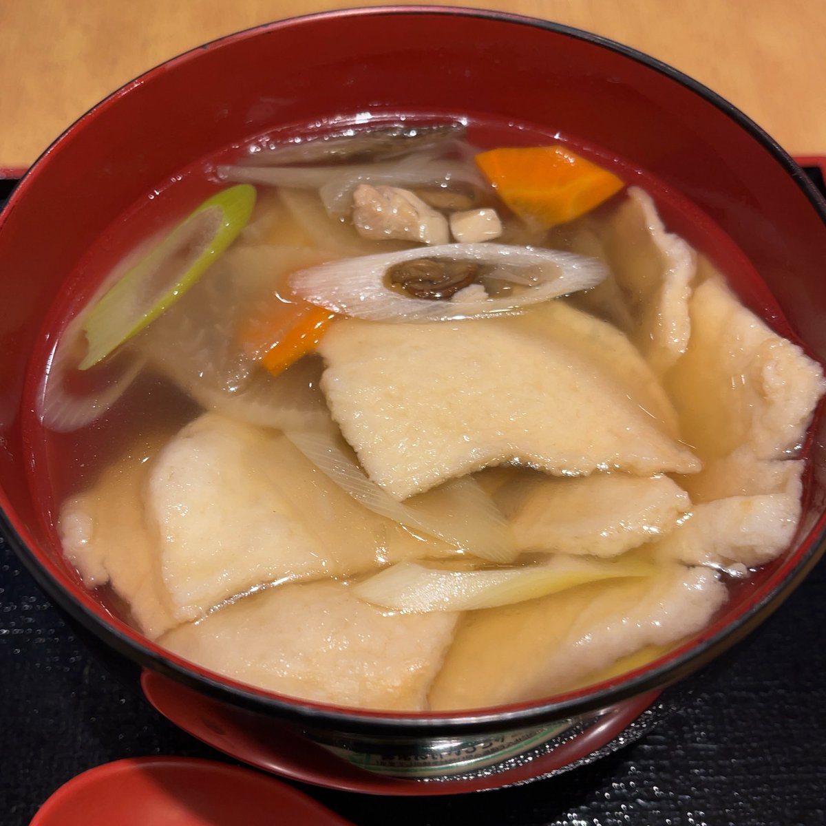 八戸駅で祝杯とせんべい汁を食べて帰宅。冷えきった体に熱い椀ものがひたすら美味しかった。青森の寒さは今まで体験してきた寒さとは質が違った。26-27シーズンのアウェイ戦はぜひ8月か9月にしてほしい。日程君お願いします🙇