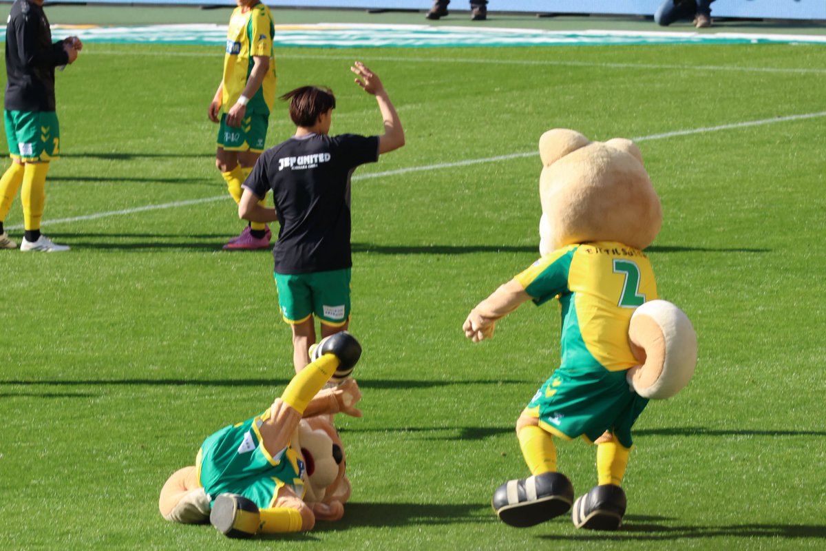 anko127's tweet photo. 昨日の試合後のこれが綺麗な4コマになってて笑ってる。
今年新加入だからね。そういう事もあるよね。
でも次からはちゃんと通ってあげてね。ユニティ、ズコーッ！てなっちゃうからね。 https://t.co/RBiPfXtHCB