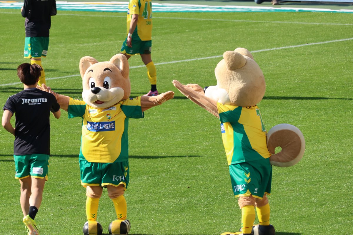 anko127's tweet photo. 昨日の試合後のこれが綺麗な4コマになってて笑ってる。
今年新加入だからね。そういう事もあるよね。
でも次からはちゃんと通ってあげてね。ユニティ、ズコーッ！てなっちゃうからね。 https://t.co/RBiPfXtHCB