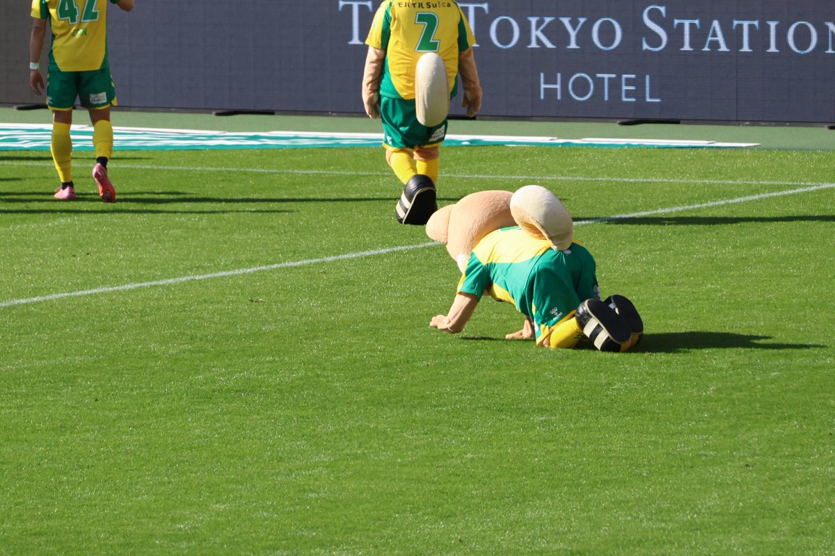 anko127's tweet photo. 昨日の試合後のこれが綺麗な4コマになってて笑ってる。
今年新加入だからね。そういう事もあるよね。
でも次からはちゃんと通ってあげてね。ユニティ、ズコーッ！てなっちゃうからね。 https://t.co/RBiPfXtHCB