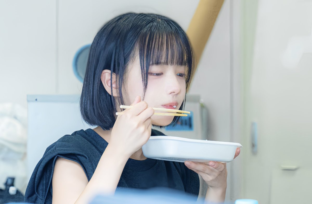 ice_tabetai0920's tweet photo. こんな可愛すぎる笑顔で弁当食べて貰えたらそりゃ飛ぶほど嬉しいだろうな〜🥹🍨 https://t.co/JVJpGbqF96