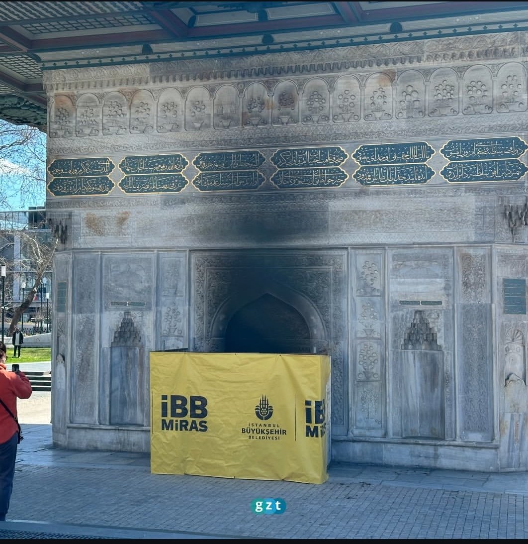 Şehri imâr ederken nesli ihyâ etmeyi ihmal ederseniz, ihmâl ettiğiniz nesil imâr ettiğiniz şehri tahrip eder.

300 yıllık Tophane çeşmesinin hâli. Umarım bu olayı gerçekleştiren zevatlar büyük cezalar alırlar.