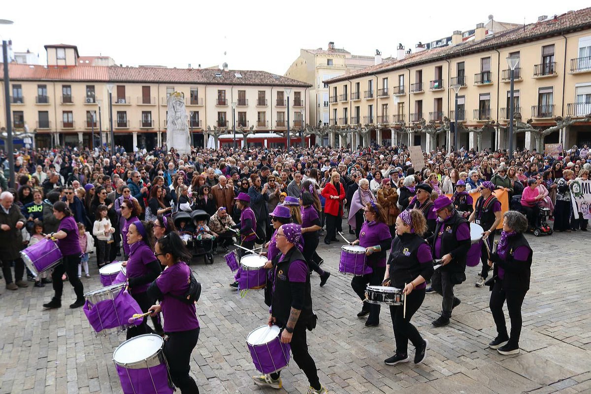 mndres's tweet photo. Subidón feminista. Hace mucho tiempo que no se veía tanta participación. Quizá los riesgos de perder lo conseguido despierta poco a poco las conciencias. #8M 💜💪 https://t.co/MpScl3o9Uf