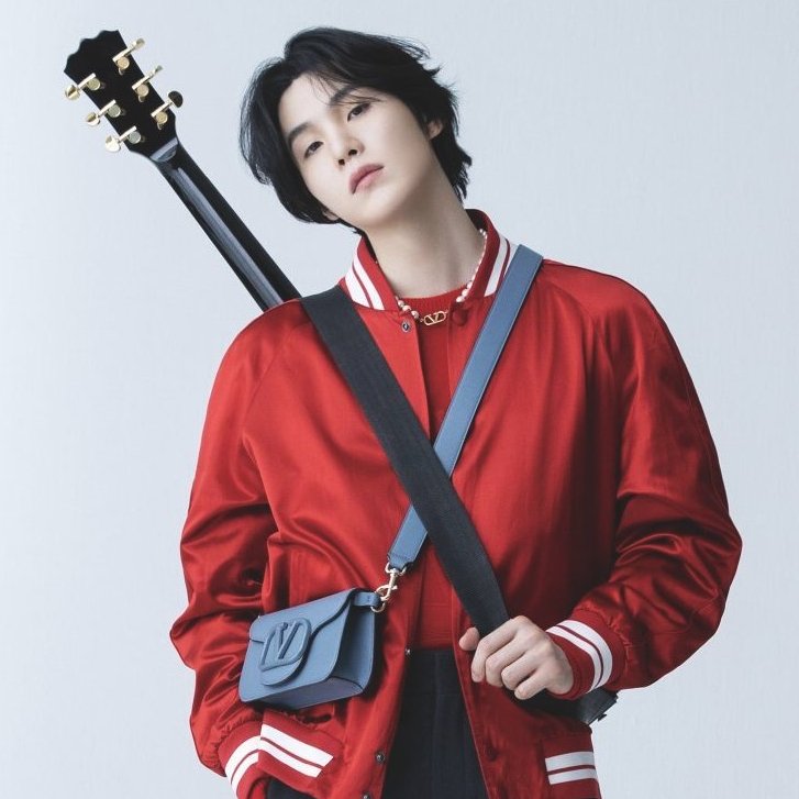 sboficial's tweet photo. Suga faz 33 anos.

Membro efetivo da Associação Coreana de Direitos Autorais Musicais, o rapper, compositor e integrante do maior grupo do mundo coleciona inúmeros recordes e é um dos principais nomes da indústria do k-pop, se destacando também por sua enorme atuação como filantropo.