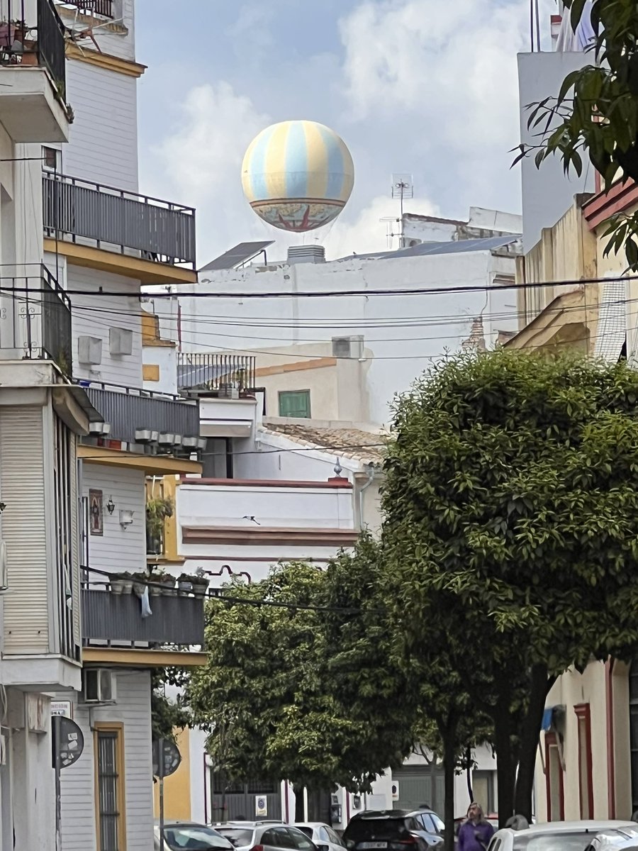 Cuando vas por Sevilla y ves un globo volando.