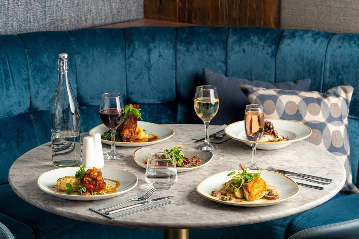 ImpactSpaHealth's tweet photo. 🍾 Dine in Style at Kitchen 21 🍾
Join our My Experiences VIP Club for just £1 and save £24 to access exclusive deals, plus enjoy a free glass of Prosecco for up to 4 people dining at Kitchen 21 @ voco Winchester Hotel &amp; Spa. 🥂

From their legendary 21" pizza https://t.co/oSl4zVOjVz