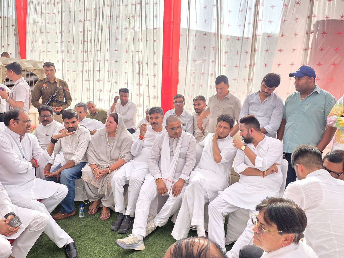 आज कोटपूतली-बहरोड़ ज़िले के काठूवास पहुंचकर राजस्थान विधानसभा में नेता प्रतिपक्ष <a href="/TikaRamJullyINC/">Tika Ram Jully</a> जी की माताजी स्व. श्रीमती चलती देवी जी को श्रद्धांजलि अर्पित की और शोकाकुल परिजनों से भेंट कर अपनी गहरी संवेदनाएं व्यक्त की।

ईश्वर से प्रार्थना है कि दिवंगत पुण्यात्मा को अपने