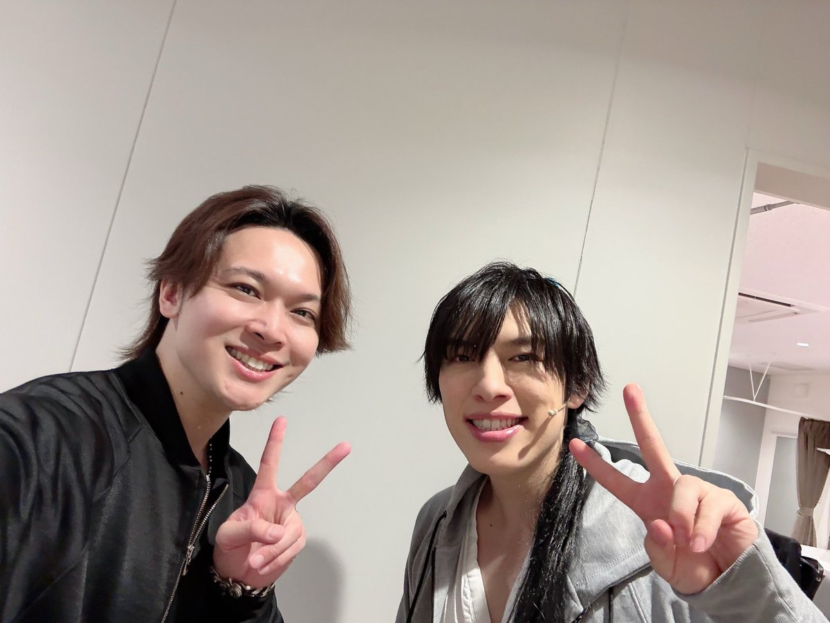 Sho_karino's tweet photo. 小松昌平プロデュースステージ『さらに！俺を知ってくれ！〜幕末編〜』

たくさんのチャレンジを個人的にもさせて頂きました！！
そしてプロデュース＆脚本＆主演…という凄まじいことをやった昌平に天晴れです！！
これからも #俺を知ってくれ を皆さま応援して下さいませ！！ありがとうございました！！！

座組みんなの熱量がすごかった…！！この場にいられて本当に光栄でした。
まっこと楽しかったぜよ！！皆の者ーー！！！大義であった！！！！
2枚目は濱ちゃんがどこかに見切れているよ。
4枚目はいつぞや両国で購入した、浴衣…？が今回大いに活躍したよ。
かたじけない！！！！！！
