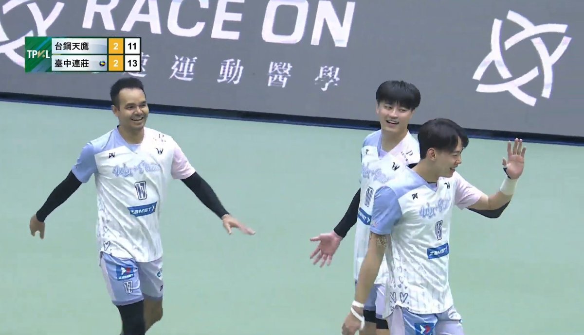 volleytrails's tweet photo. REVERSE SWEEP โ
Win Streak pulled off a stunning reverse sweep to defeat the TSG Skyhawks: 11-25, 27-29, 25-21, 25-17, 15-12!
๐น๐ผ #TPVL #volleyball https://t.co/crGwwx30K1