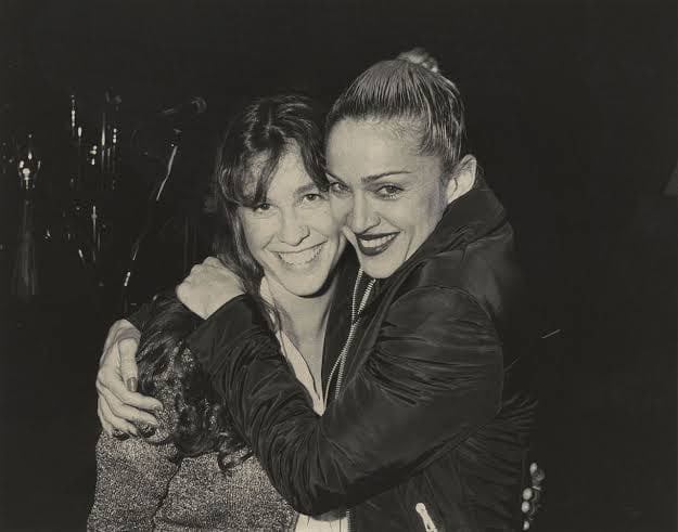 essa pataquada de que madonna não apoia artistas femininas jovens eh tão idiota. ela literalmente assinou com a alanis morissette e deu a chance dela lançar um dos maiores álbuns dos anos 90 pela gravadora da madonna!!!!