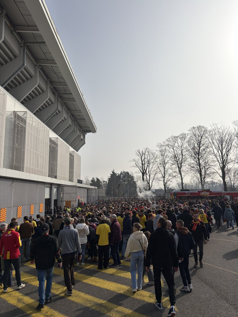Tony87874635's tweet photo. L’attente avant le match de Lens Metz , j’ai eu la chance d’aller au match  de Lyon Lens en coupe de France c’est super fluide, la c’est une catastrophe !!! https://t.co/if2Y0v6ALX